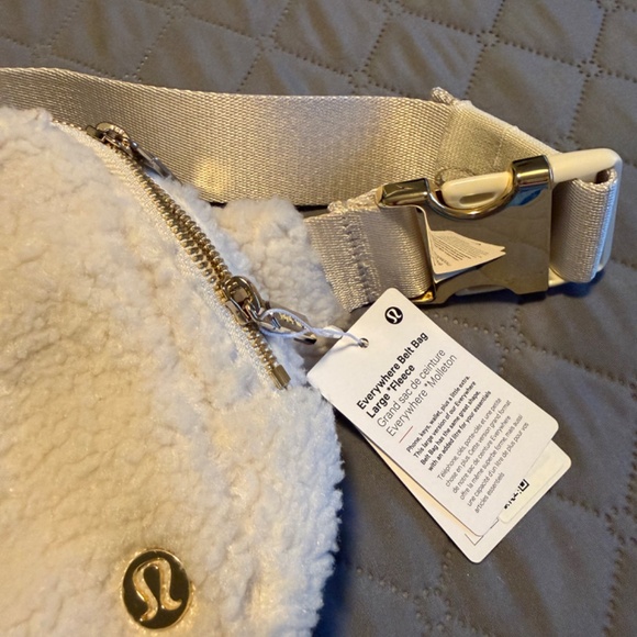 Lululemon Everywhere Belt Bag Large - White Fleece with Gold Accents - Picture 5 of 6